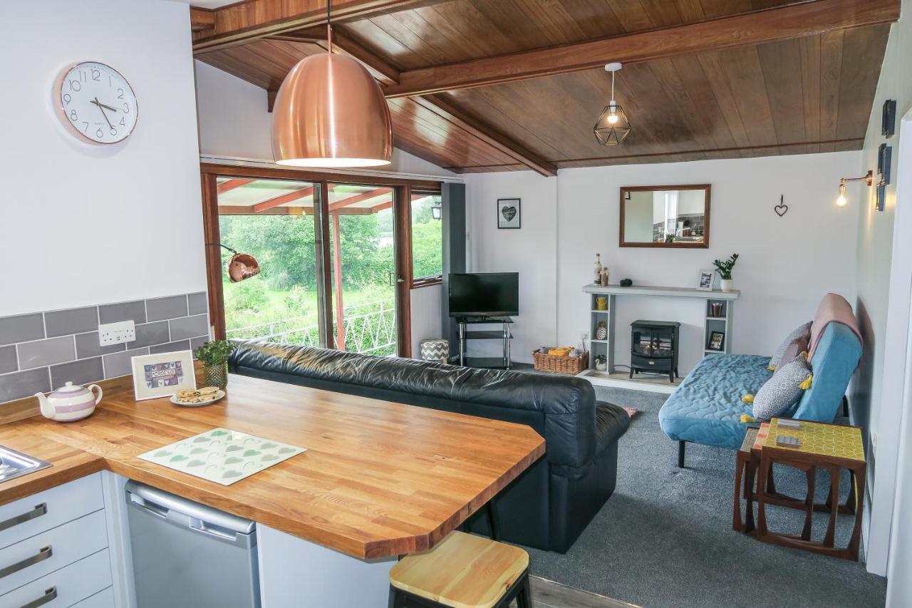 Chalet Riverside In Heart Of Lampeter, West Wales *