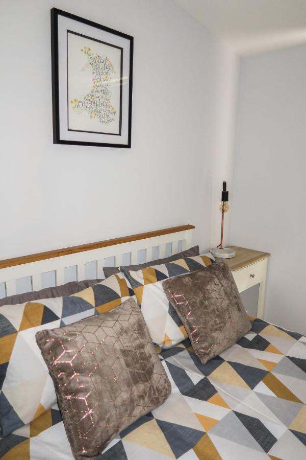 Chalet Riverside In Heart Of Lampeter, West Wales *