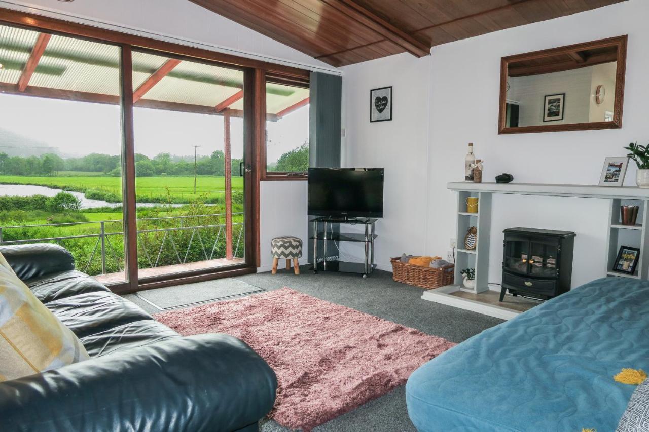 Chalet Riverside In Heart Of Lampeter, West Wales *